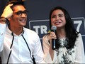 Rossa Berikan Piala AMI Awards 2018 kepada Afgan