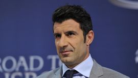 Figo: Jika Blatter Punya Malu, Ia Harus Mundur