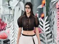 Kendall Jenner Tampil Memukau dengan Blus Menerawang