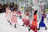 Untuk koleksi Chanel kali ini, Lagerfeld menciptakan busana yang bergaya romantis, fun, bold, dan berwarna-warni. Ia menghadirkan busana dengan warna kuning, oranye terang dan biru. ((Pascal Le Segretain/Getty Images).