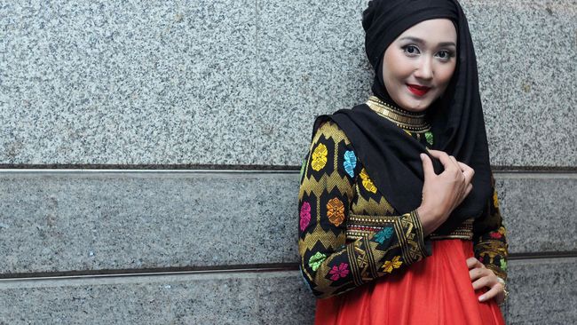 Dian Pelangi Hadirkan Busana Muslim Monokromatik Di London