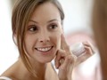 Agar Wajah Tak Belang, Jangan Uji Warna Foundation di Tangan
