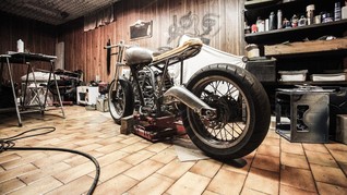 Lem Aibon yang Viral Berguna Buat Reparasi Jok Motor