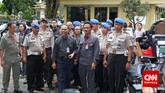 Meski menyambut dengan senyuman kepada para pewarta yang telah menanti kedatangannya, Bambang enggan berbicara ataupun menjawab pertanyaan apapun, Selasa (3/2). (CNN Indoneisa/Adhi Wicaksono)