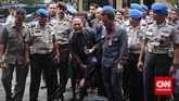 Sekitar pukul 12.00 WIB, Bambang Widjojanto didampingi kuasa hukumnya, Nursyahbani Katjasungkana, tiba di Bareskrim Polri untuk mengikuti pemeriksaan. Dia disangka melanggar Pasal 242 juncto Pasal 55 KUHP dalam kasus kesaksian palsu.