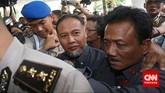 Dihimpit oleh belasan petugas, Bambang menghadiri pemanggilan hari ini dengan membawa 20 kuasa hukum, Selasa (2.2). (CNN Indonesia/Adhi Wickasono)