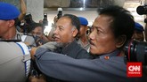 Meski spekulasi yang beredar sempat menyatakan bahwa pemeriksaan ini akan dilanjutkan dengan penahanan, namun Bambang sempat menyebut bahwa dirinya akan kembali ke KPK, Selasa (2.2). (CNN Indoensia/Adho Wicaksono)