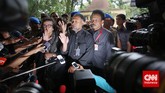 Bambang meminta pewarta untuk mendengarkan penjelasaan dari kuasa hukumnnya, Selasa 3/2). (CNN Indonesia/Adhi Wicaksono)