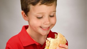 Cara Mensiasati Anak yang Pilih-pilih Makan