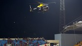 Polisi pun memutuskan untuk mengerahkan helikopter untuk membubarkan kerumunan massa dan bahkan mengosongkan tribun penonton sektor Guinea. (Reuters/Amr Abdallah Dalsh)