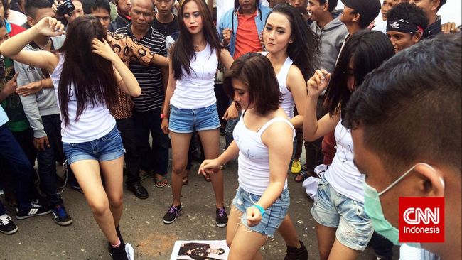 Frustrasi Kalah Jumlah, Demonstran di KPK Boyong Sexy Dancer