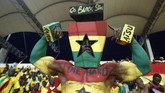 Suporter Ghana berpose sebelum dimulainya laga semifinal Piala Afrika antara tuan rumah Guinea Khatulistiwa melawan Ghana. (Reuters/Amr Abdallah Dalsh)