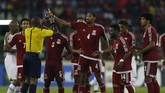 Tensi pertandingan mulai meningkat ketika wasit memberikan penalti kontroversial untuk Ghana pada menit ke-42 setelah Kwesi Appiah dilanggar oleh kiper Felipe Ovono. (Reuters/Amr Abdallah Dalsh)