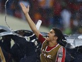 Sebelum babak kedua dimulai, penonton sebenarnya telah mulai melemparkan botol minuman ke arah lapangan. Pemain Guinea, Daniel Vazquez, lalu coba memenangkan pendukungnya. (Reuters/Amr Abdallah Dalsh)