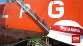 Petugas bersiap merapatkan kapal Tugboat menuju kapal VLGC Pertamina Gas 2, saat bersandar di perairan Tanjung Priok, Jakarta, Sabtu (7/2). (CNN Indonesia/Adhi Wicaksono).
