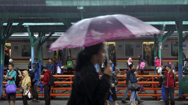 Banjir Jakarta Sempat Ganggu Rute Perjalanan KRL
