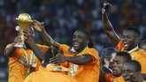 Kapten timnas Pantai Gading Yaya Toure (tengah) merayakan keberhasilan negaranya menjuarai Piala Afrika setelah mengalahkan Ghana di partai final pada 8 Februari 2015. (REUTERS/Amr Abdallah Dals)
