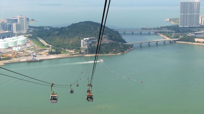 Wisata Udara di Hong Kong Naik Kereta 'Ngong Ping'