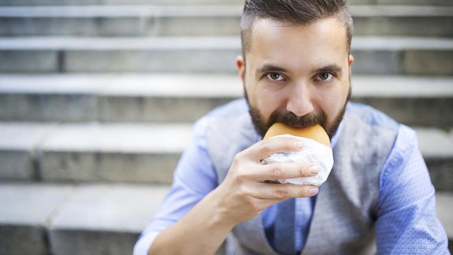 Cara Junk Food Menghancurkan Ingatan Laki-laki Muda