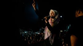 Ratusan Orang Unjuk Rasa Damai di Depan Penjara Anwar