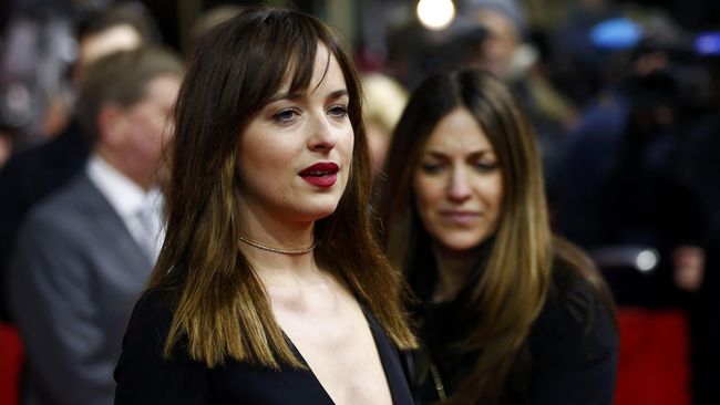 Dakota Johnson Mengaku Bahagia dengan Chris Martin