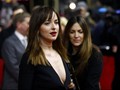 Dakota Johnson Mengaku Bahagia dengan Chris Martin