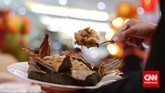 Nuomi Fan dibuat dari beras ketan dengan tekstur yang lengket dan rasa yang gurih. Dibuat dari ketan yang dikukus dengan pembungkus daun teratai.