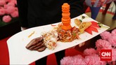 Namanya adalah Five Combination Cold and Warm Appetizer. Melambangkan panjang umur dan kesehatan. Dalam satu piring, ada lima sajian. Ada crabstick, kakap mayones, smoked beef, lumpia, dan ubur-ubur yang dimasak dengan sayur.