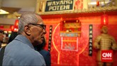 Warga menyaksikan pertunjukan tradisional Tionghoa Wayang Potehi, di salah satu pusat perbelanjaan, Jakarta. Sebagai bagian dari acara Makan Siang Tradisi Imlek.