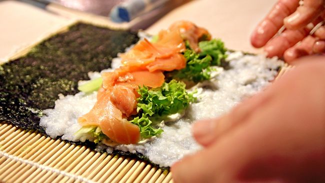 Makan Siang Muram di Restoran Sushi Tokyo