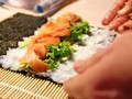 Makan Siang Muram di Restoran Sushi Tokyo