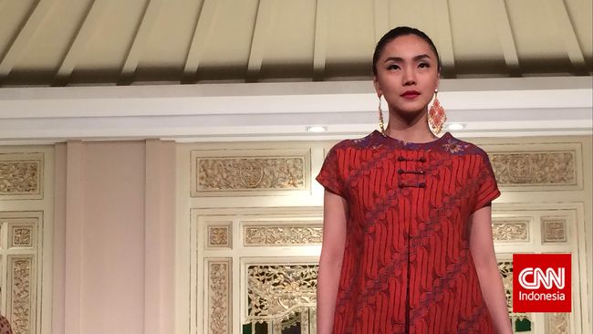 Kombinasi Unik Busana Peranakan dan Batik
