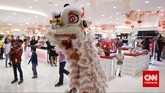 Atraksi barongsai yang diadakan salah satu pusat perbelanjaan dalam rangka perayaan tahun baru Imlek, Jakarta, Kamis (19/2). Warga keturunan Tionghoa merayakan Tahun Baru Imlek 2566. (CNN Indonesia/Adhi Wicaksono)