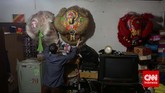 Warga keturunan Tionghoamengecek koleksi barongsai di kawasan Benteng, Tanggerang, Banteng, Kamis (19/2). Warga keturunan Tionghoa merayakan Tahun Baru Imlek 2566. (CNN Indonesia/Adhi Wicaksono)