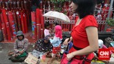 Warga keturunan Tionghoa mengunjungi kerabat tertua di kawasan Pasar Lama, Tanggerang, Banteng, Kamis (19/2). Warga keturunan Tionghoa merayakan Tahun Baru Imlek 2566. (CNN Indonesia/Adhi Wicaksono)