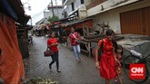 Warga keturunan Tionghoa mengunjungi kerabat tertua di kawasan Pasar Lama, Tanggerang, Banteng, Kamis (19/2). Warga keturunan Tionghoa merayakan Tahun Baru Imlek 2566. (CNN Indonesia/Adhi Wicaksono)