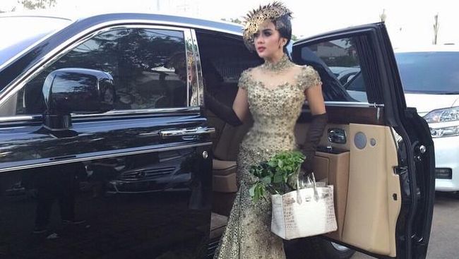 Aksesori Rambut Syahrini Dipuji Paris Hilton