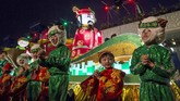 Perayaan Tahun Baru ini diramaikan oleh penari tarian naga api, drum Afrika, parade karakter anime dan artis lokal serta luar negeri, misalnya The Divas dari Perancis, The Okinawa Drum Dance dari Jepang, People on Stage dari Korea, dan The Brass Band of Moscow Cadet dari Rusia. (REUTERS/Tyrone Siu)