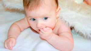 7 Cara Terbaik Melebatkan Rambut Bayi