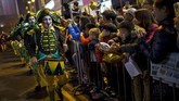 The Divas dari Perancis meriahkan Parade International Chinese New Year di Hong Kong, 19 Februari 2015. (REUTERS/Tyrone Siu)