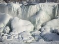 Menikmati Air Terjun Niagara yang Membeku