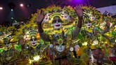 Anggota dari Bacolod City MassKara Filipina meriahkan Parade International Chinese New Year di Hong Kong, 19 Februari 2015. (REUTERS/Tyrone Siu)