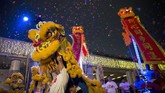 Yang menarik, sepanjang rute parade ini penonton akan diberikan voucher kue dari toko kue setempat. HKTB akan membagikan 98.888 voucher kue kepada pengunjung dan penduduk lokal di sepanjang rute sebelum parade dimulai. (REUTERS/Tyrone Siu)