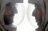 Masker yang mereka kenakan sekilas tampak seperti pakaian astronaut. (REUTERS/Regis Duvignau)