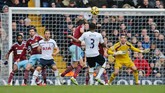 Di menit ke-80, The Lilywhites memperkecil ketinggalan lewat gol Danny Rose dari kotak penalti. Sempat membentur lawan, bola melengkung indah ke gawang Adriano. (Reuters/Paul Childs)