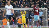 Penjaga gawang West Ham United itu pun hanya bisa meratapi gawangnya yang dijebol oleh Rose. (Reuters/Paul Childs)