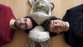 Saudara kembar Thomas dan Vincent Seris (kiri) lahir dengan Xeroderma Pigmentosum (XP) yang membuat mereka tak bisa terkena sinar matahari dan ultraviolet. (REUTERS/Regis Duvignau)