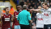Ketinggalan dua gol membuat tensi para pemain Spurs memanas. Jan Vertonghen pun mengeluarkan urat ketika bertengkar dengan wasit. (Reuters/Paul Childs)