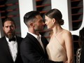 Perempuan Penggoda di Balik Punggung Adam Levine