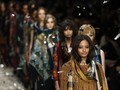 Koleksi Baru Burberry Berdetail Perca dan Bordir